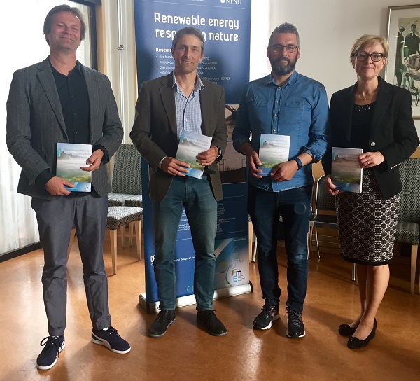 Overrekkelse bok miljøtilpasset effektkjøring fra CEDREN til NVE, Miljødirektoratet og Energi Norge. Foto: Astrid Bjerkås