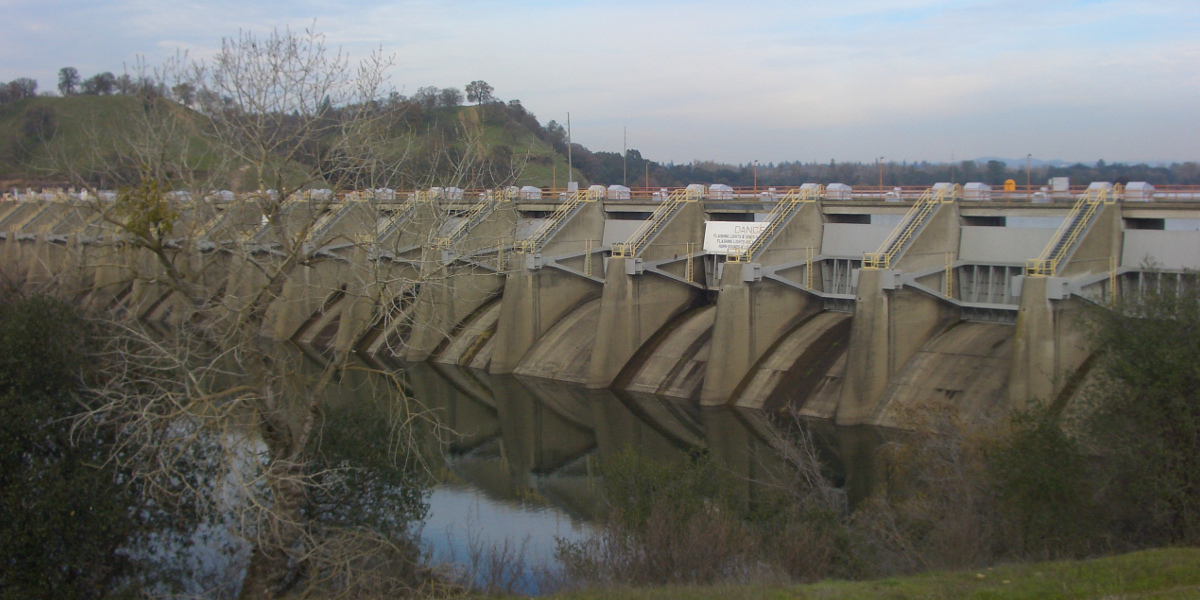 Lake Natoma i American River, et lite magasin på en av sideelvene til den større Sacramento River.  Foto.