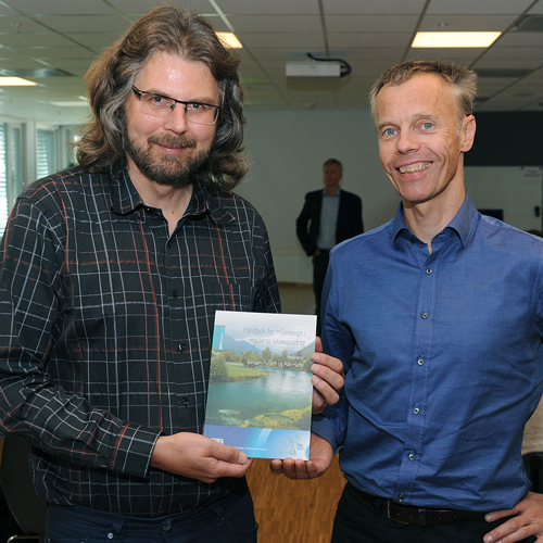 Seniorforskerne Torbjørn Forseth hos NINA (t.v.) og Atle Harby hos SINTEF Energi er redaktører av den ferske «Håndbok for miljødesign i regulerte vassdrag». Foto: Atle Abelsen